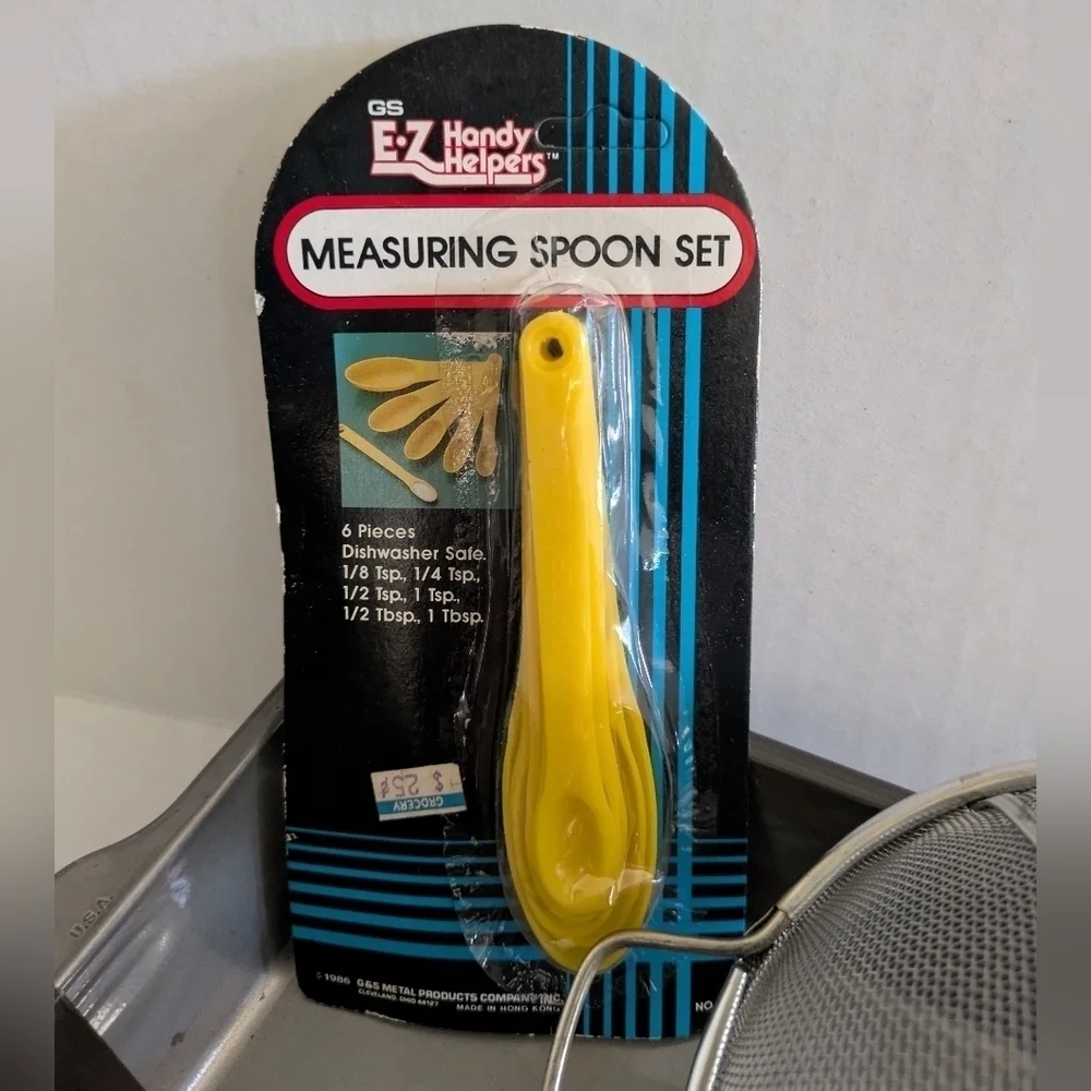 Vtg EKCO Baker’s Secret Non-Stick Pan, Ekco strainer and measuring spoons